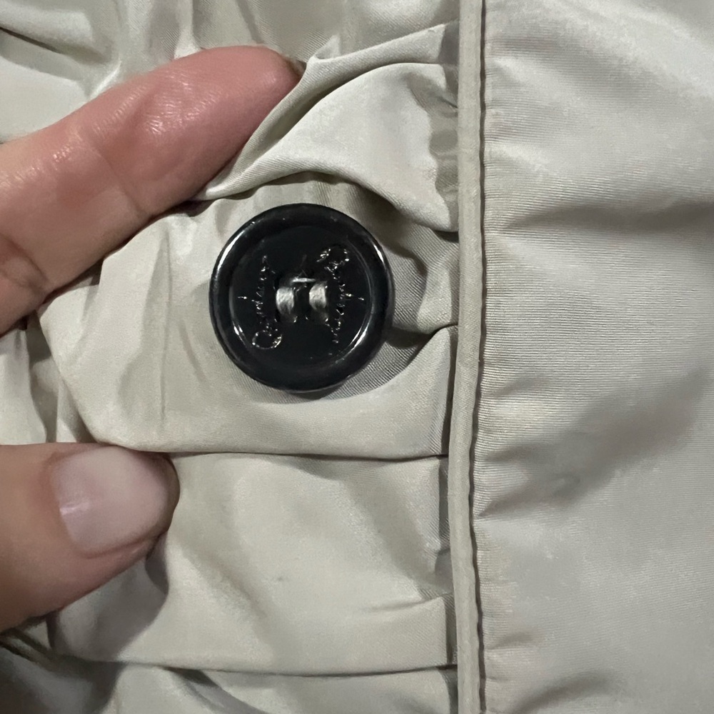 Burberry Beige Ruffled Kids Raincoat - Picture 7 of 11